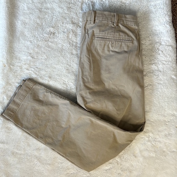 GapFlex Essential Khakis in Slim Fit with Washwell - Picture 2 of 7